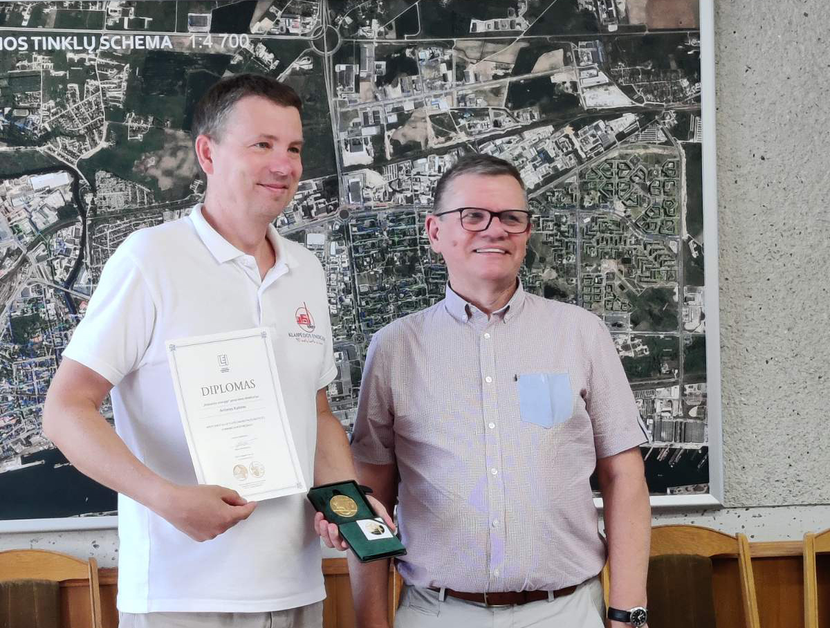 LEI direktorius įteikia AB „Klaipėdos energija“ direktoriui Antanui Katinui LEI aukso medalį pažymint ilgametį bendradarbiavimą